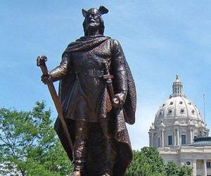 Patung Leif Erikson yang terdapat di depan parlemen negara bagian Minnesota, St Paul